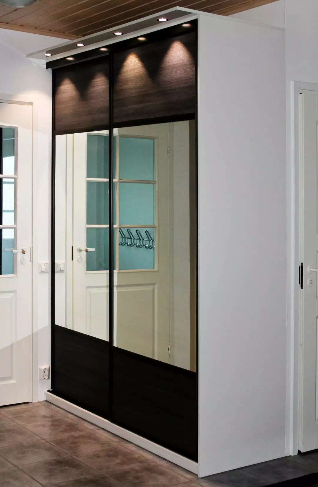 Lakeus Design Oy LAKEUS DESIGN Liukuovikaappi Mittatilauksena 180 X 60 X 245 Cm 1 Lakeus Design Oy LAKEUS DESIGN Liukuovikaappi Mittatilauksena 180 X 60 X 245 Cm