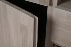 Rowico AB BROOKLYN Vitriini 130 Cm -Huonekalu kauppa Brooklyn senkki vitriini detalj