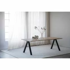 Rowico AB CARRADALE Ruokapöytä 220 X 100 Cm V-mallisilla Metallijaloilla -Huonekalu kauppa Carradale ruokapoyta valkotammi musta 120320 miljoo