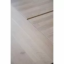 Rowico AB CARRADALE Ruokapöytä 220 X 100 Cm V-mallisilla Metallijaloilla -Huonekalu kauppa Carradale ruokapoyta valkotammi musta 120320 jatkettu detalj aedf9b1e 5d26 47c1 b97d 42f5fa396550